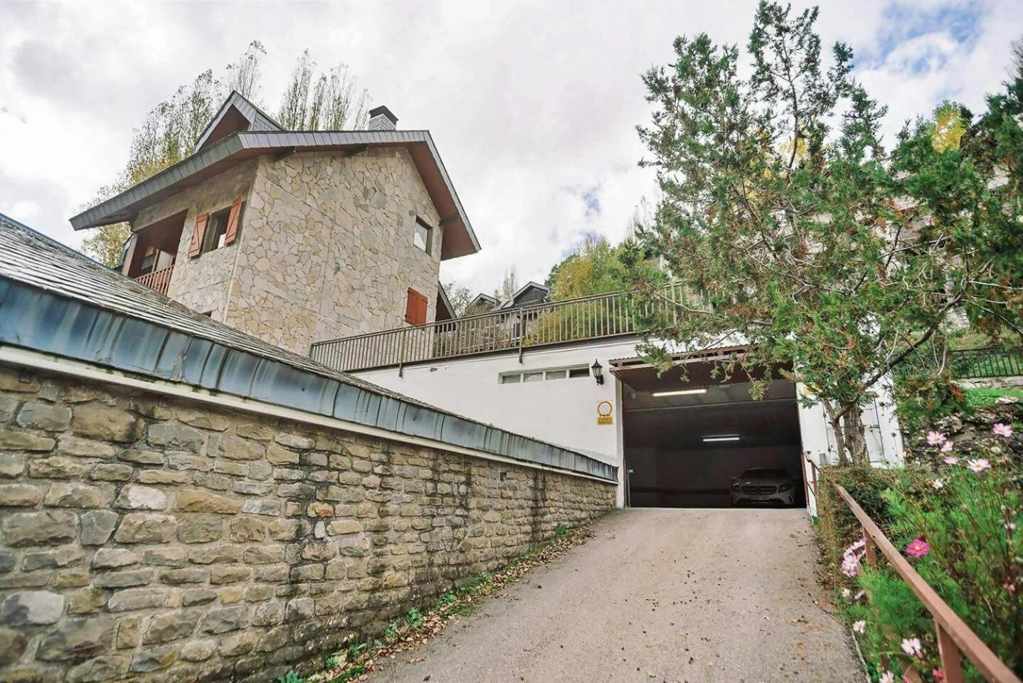 La Casita Del Arbol Apartment Sallent De Gallego Bagian luar foto